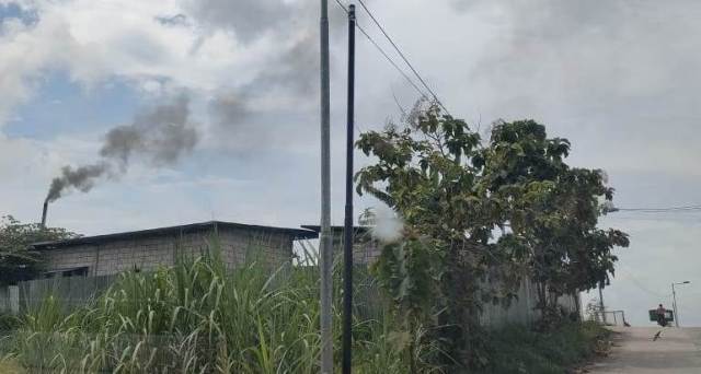 DIKELUHKAN: Aktivitas PT Braja Cakra Buntara (BCB) di Desa Sidorejo, Kecamatan Jetis dikeluhkan warga karena masih mengeluarkan bau tak sedap. (Khudori Aliandu/Jawaposradarmojokerto.id)