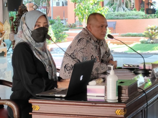ATENSI KHUSUS: Bupati Ikfina Fahmawati memimpin rapat koordinasi penanganan wabah PMK yang sedang menyerang seribuan sapi di Kabupaten Mojokerto. Rakor ini digelar di pendapa Graha Majatama kemarin, (13/5).