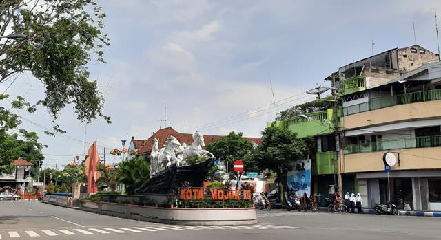 Kaji ulang terkait relokasi pembangunan Skywalk Mojopahit, akhirnya tuntas. Kini, pemkot mulai berancang-ancang mendorong paket proyek yang sempat gagal terealisasi tahun lalu itu ke meja lelang.
