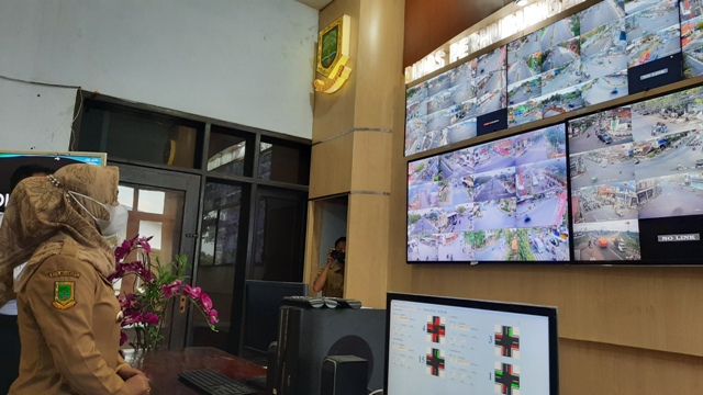 LANCAR: Wali Kota Ika Puspitasari memantau arus lalu lintas pasca libur panjang Lebaran dari hasil pantauan 56 CCTV di Command Centre Room ATCS Dishub Kota Moojokerto, Senin (9/5).