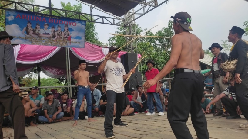 BERAKSI: Dua orang penari ujung saat saling serang di atas panggung yang digelar di Desa Kutogirang, Kecamatan Ngoro, Kabupaten Mojokerto.