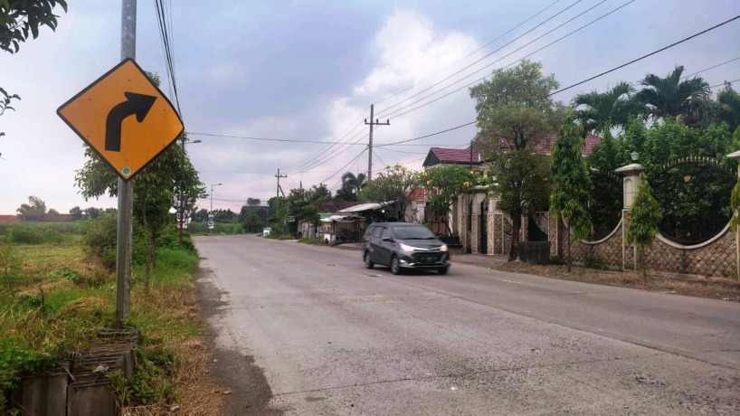KEJAHATAN JALANAN: Lokasi penjambretan yang menyasar ibu muda di Jalan Raya A Yani, Dusun Sambikerep, Desa Pekukuhan, Kecamatan Mojosari. (Martda Vadetya/Jawaposradarmojokerto.id)