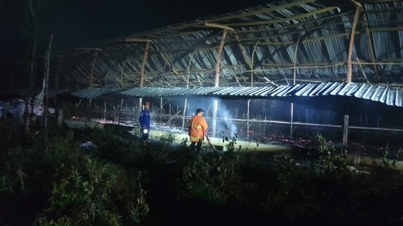 DISEMPROT: Petugas pemadam kebakaran BPBD Kabupaten Mojokerto tengah melakukan pembasahan sisa kebakaran kandang ayam di Dusun Sumbersari, Desa Bening, Kecamatan Gondang.