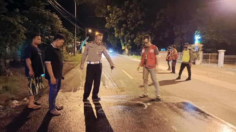 DITELUSURI: Petugas Satlantas Polres Mojokerto tengah melakukan olah TKP di Jalan Raya Desa Simbaringin, Kecamatan Kutorejo, Kabupaten Mojokerto.