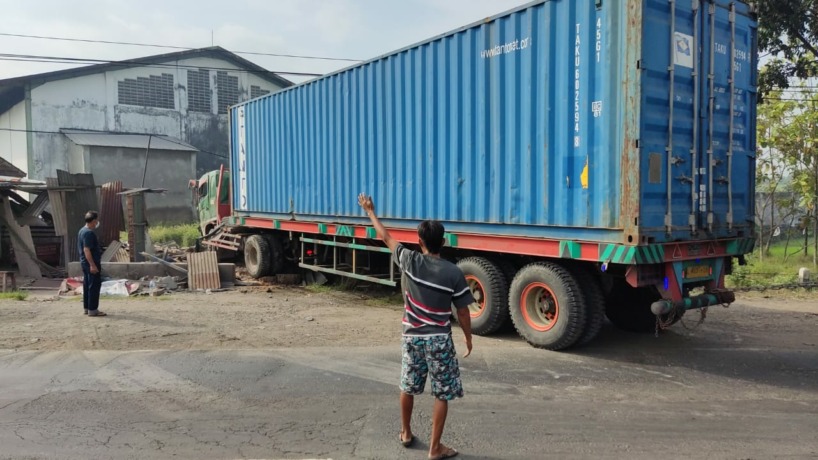 RATA TANAH: Truk kontainer bernopol L 9057 UO menghantam warung nasi milik Supartini di Jalan Raya Bypass Desa Balongmojo, Kecamatan Puri, hingga hampir rata dengan tanah.