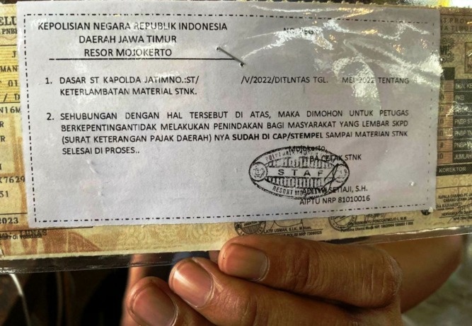 TERLAMBAT KIRIM: Notice yang menindas SKPD para wajib pajak menunjukkan adanya keterlambatan pengiriman material STNK di KB Samsat Mojokerto.