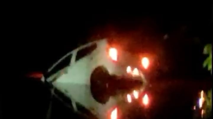 NAHAS: Hasil tangkapan layar dari video amatir kejadian mobil ayla nyemplung di Sungai Bakung, Selasa (7/6) malam.
