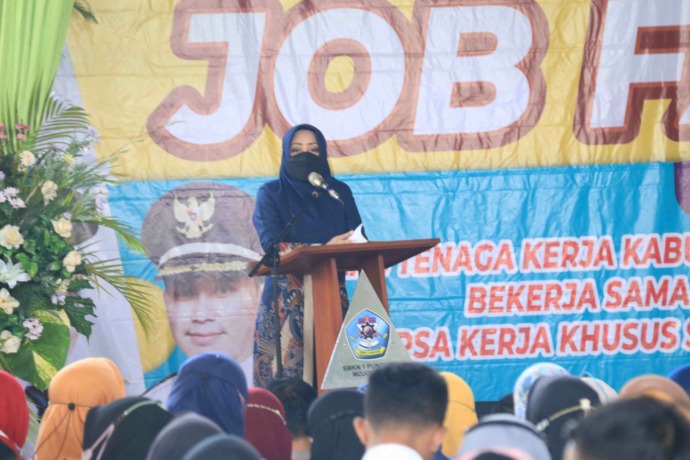 LOWONGAN KERJA: Pemerintah Kabupaten Mojokerto melalui dinas tenaga kerja (disnaker) menggelar job fair di SMKN 1 Pungging. Pameran lowongan kerja ini dibuka Bupati Mojokerto, Ikfina Fahmawati, Selasa (28/6) pagi.