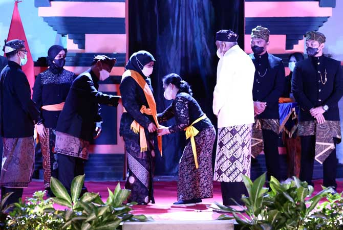 SALAM KEHORMATAN: Tetua Dukun Tengger memberikan salam kehormatan kepada Gubernur Khofifah sesudah dikukuhkan sebagai warga kehormatan suku tengger. (Mokhammad Zubaidillah/ Radar Bromo)