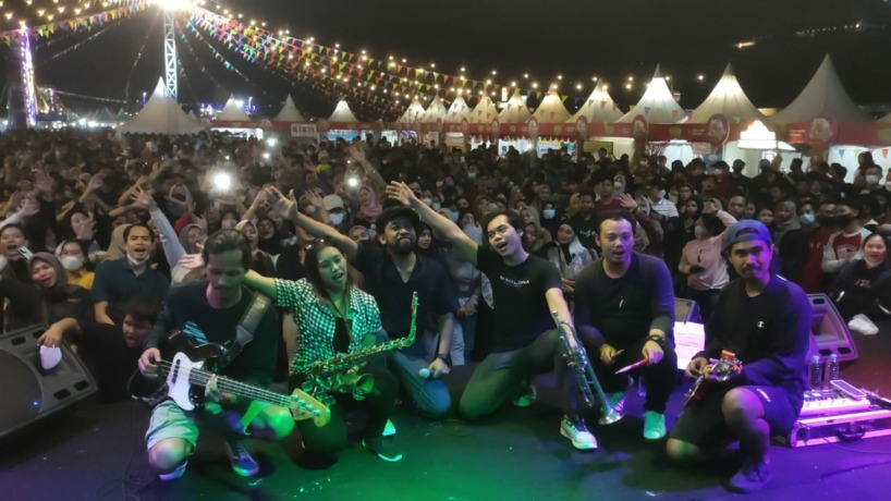 MAKSIMAL: Kukuh dan band pengiring ketika tampil di Festival Pasar Kuliner Parkir Timur Sunrise Mall, Sabtu (18/6).