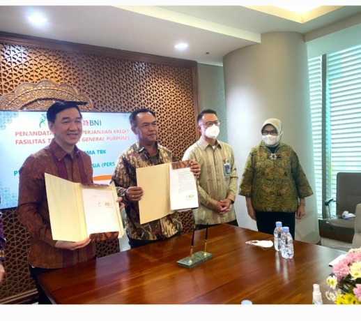 (Dari kiri ke kanan) Presiden Direktur Kalbe Farma Vidjongtius, Pemimpin Divisi Corporate Banking 1 BNI I Made Sukajaya, Direktur Corporate Banking BNI Silvano Rumantir dan Direktur Bisnis Konsumer BNI Corina Leyla Karnalies dalam Penandatanganan Perjanji
