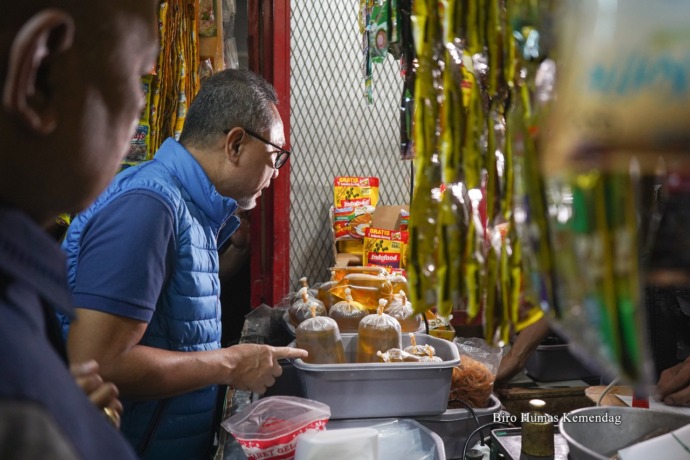 CEK HARGA: Menteri Perdagangan Zulkifli Hasan kembali melakukan blusukan ke pasar dan bertemu pedagang, mengecek harga minyak goreng dan bahan-bahan pokok di Pasar Kosambi, Bandung, Jawa Barat, Kamis, (23/6) pagi.