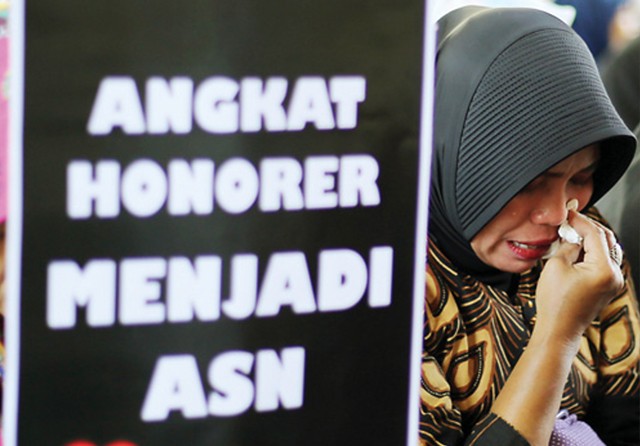 BELUM ASN: Guru honorer berdemo agar segera diangkat menjadi PNS di Surabaya. (Dite Surendra/Jawa Pos)