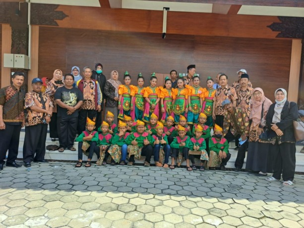 JUARA: SDN Brayublandong Kecamatan Dawarblandong menjadi delegasi Kabupaten Mojokerto berhasil menyabet Juara 2 Kelompok Umur 7-12 tahun.
