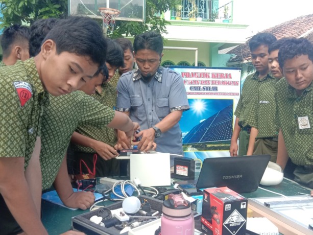 3.	EKSTRAKURIKULER: Siswa SMPIT Al Anwar sedang asyik praktikum membuat lampu dengan solar sistem.