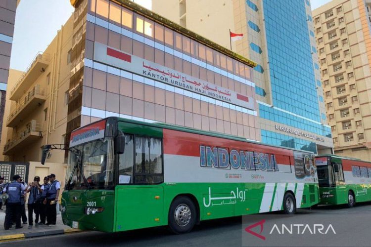 Bus Shalawat yang akan digunakan untuk mengantar para jemaah Indonesia dari hotel ke Masjidil Haram (ANTARA/Hanni Sofia)