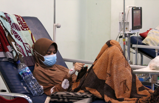 Sejumlah pasien di IGD di RSUD Depok, Jawa Barat, Peningkatan kasus COVID-19 memberikan dampak terhadap jumlah keterisian tempat tidur di rumah sakit (Bed Occupancy Rate) maupun ICU di RSUD Depok yang mencapai lima kali lipat dari bulan lalu sehingga dila
