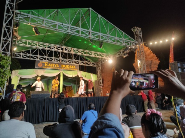 SENI KHAS: Pentas Ludruk Karya Budaya memuncaki acara Bulan Bung Karno yang digelar di halaman SDN Purwotengah Kota Mojokerto, Kamis (3/6) malam. Sekolah tersebut merupakan bekas sekolah Soekarno ketika masih duduk di bangku sekolah masa kolonial Belanda.