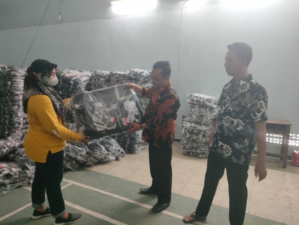 JELANG KEBERANGKATAN: Salah satu CJH mengambil koper yang akan digunakan berangkat haji pertengahan Juni ini di kantor Kemenag Kabupaten, Jumat (3/6).