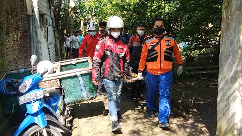 EVAKUASI: Jasad korban dibawa ke rumah sakit. (Yulianto Adi Nugroho/jawaposradarmojokerto.id)
