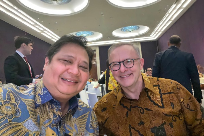 KERJA SAMA: Menko Perekonomian RI Airlangga Hartarto (kiri) berswafoto dengan PM Australia Anthony Albanese. (Dok ekon.go.id for Jawaposradarmojokerto.id)