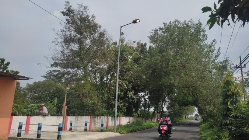 MUBAZIR: Belasan PJU di Jalan Raya Desa/Kecamatan Puri yang menyala di siang bolong. (Martda Vadetya/jawaposradarmojokerto.id)