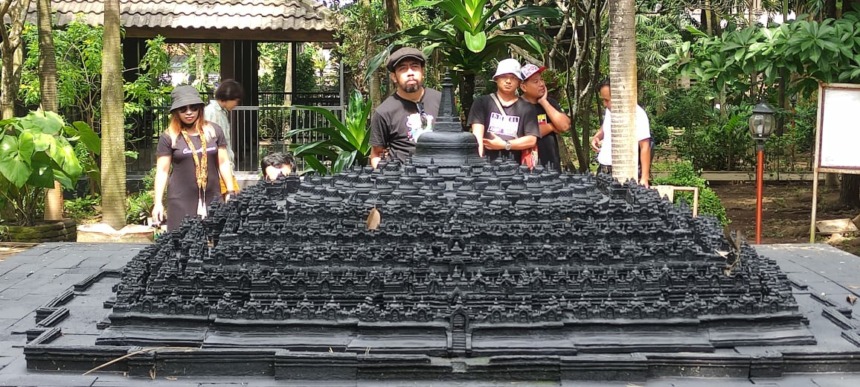 KUNJUNGI TROWULAN: Kukuh Kudamai ketika mengunjungi Patung Buddha Tidur di Desa Bejijong, Kecamatan Trowulan, Kabupaten Mojokerto, Jumat (17/6).