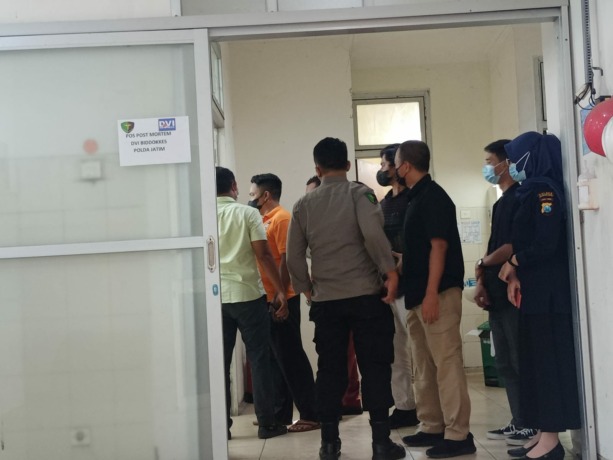PENYELIDIKAN: Petugas kepolisian tampak berada di depan ruangan otopsi RSUD Wahidin Sudiro Husodo, Kota Mojokerto. (Yulianto Adi Nugroho/Jawaposradarmojokerto.id)