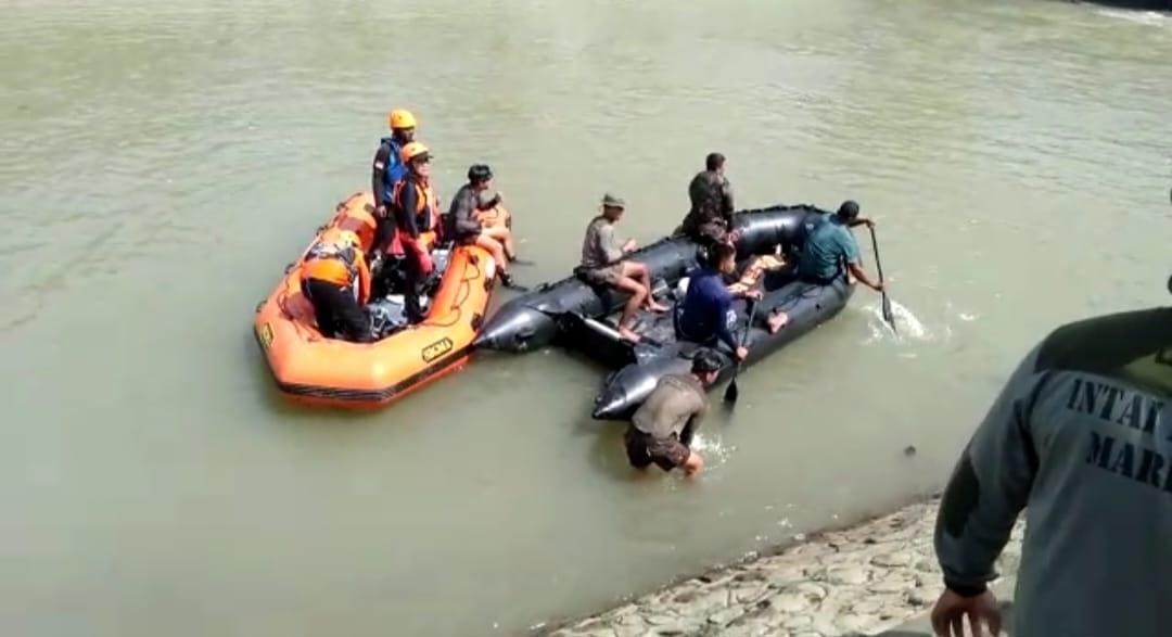 EVAKUASI: Tim gabungan relawan mengevakuasi jasad korban di bendungan air Kedungploso, Desa Mbocok, Kecamatan Tarik, Sidoarjo untuk dibawah ke rumah duka, Jumat (24/6).