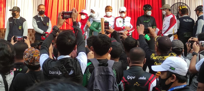 MANCAL BARENG: Gubernur Jatim Khofifah Indar Parawansa dan Wali Kota Ika Puspitasari memberangkatkan pegowes di Lapangan Raden Wijaya Surodinawan, Minggu (26/6) pagi.