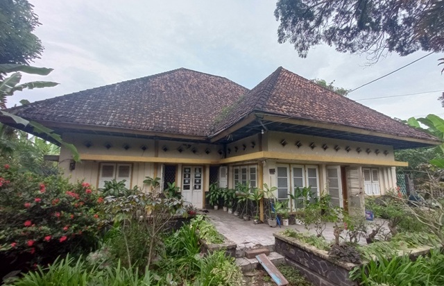 SERAM: Rumah model zaman Belanda yang berdiri di tengah perkampungan di Dusun/Desa Panggih, Kecamatan Trowulan, Kabupaten Mojokerto. Rumah itu dihuni oleh warga setempat.