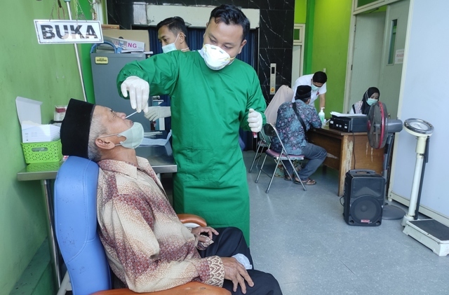 LAYANAN PRIMA: DINAS Kesehatan (Dinkes) Kabupaten Mojokerto  memfasilitasi pemeriksaan tes swab PCR untuk 767 calon jamaah haji 2022 ini.