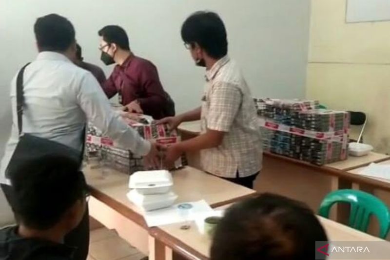 Petugas Satpol PP Cianjur, Jawa Barat, menyita ribuan bungkus rokok ilegal tanpa cukai dari sejumlah kecamatan yang dilaporkan warga.ANTARA POTO/Ahmad Fikri.