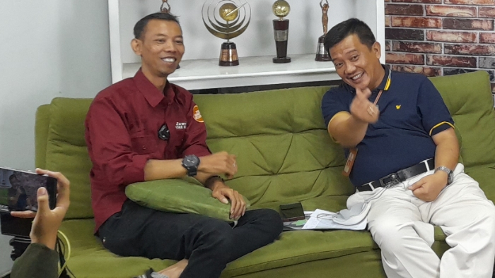 SANTUY: Kepala Dinas Pendidikan dan Kebudayaan (P dan K) Kota Mojokerto Amin Wachid (baju biru) ketika mengikuti podcast di kantor Jawa Pos Radar Mojokerto, Jumat (3/6). (Fendy Hermansyah/Jawaposradarmojokerto.id)