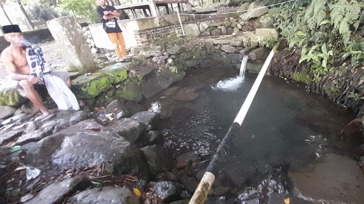 MATA AIR KERAMAT: Mata air Sumberbeji, Desa Tamiajeng, Kecamatan Trawas, Kabupaten Mojokerto dianggap keramat dan mengandung tingkat kejernihan tinggi, Senin (7/6). (Fendy Hermansyah/Jawaposradarmojokerto.id)