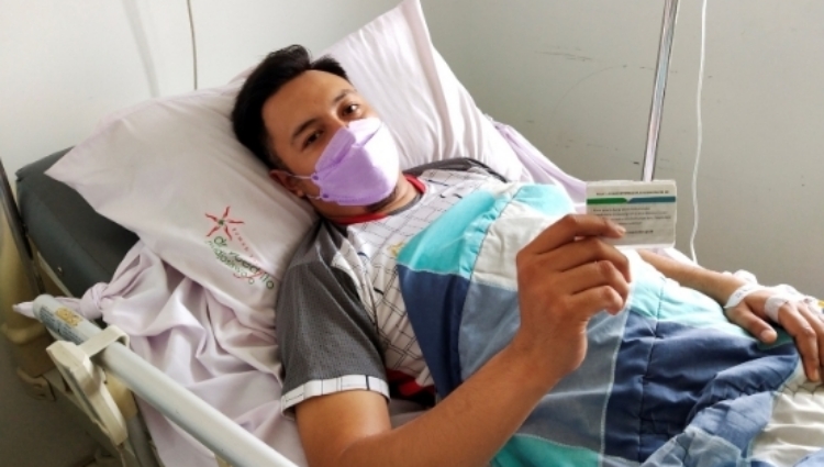 LAYANAN KESEHATAN: Ahmad Firdaus, 30, menunjukkan Kartu JKN-KIS yang digunakannya untuk mengakses layanan kesehatan.