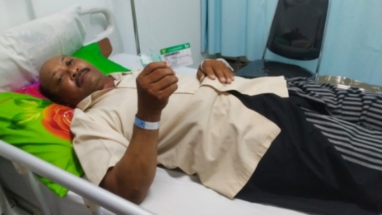 LAYANAN KESEHATAN: Syaiful Anwar, 59, menunjukkan kartu JKN-KIS ketika menjalani perawatan di rumah sakit.