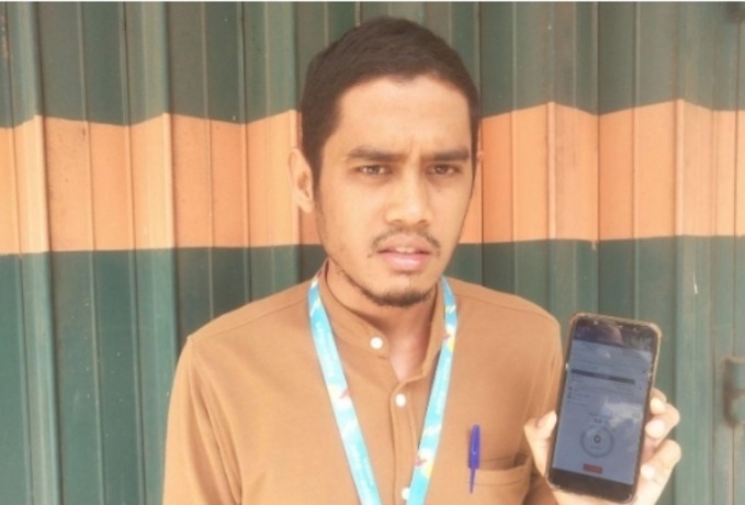 APLIKASI KESEHATAN: Toto Pratomo menunjukkan aplikasi kesehatan berbasis Whatsapp.
