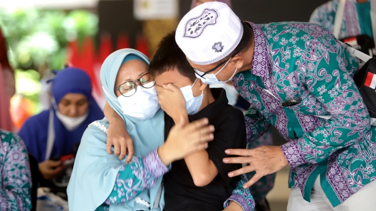 TANGIS HARU: Salah satu CJH menangis dan memeluk anaknya sebelum berangkat ke Asrama Haji Sukolilo, Surabaya di Pendapa Pemkab.