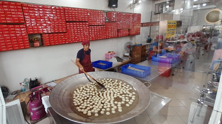 KUE KHAS: Seorang pekerja tengah menggoreng onde-onde di toko Boliem, Jalan Empunala, Kota Mojokerto. (Fendy Hermansyah/Jawaposradarmojokerto.id)