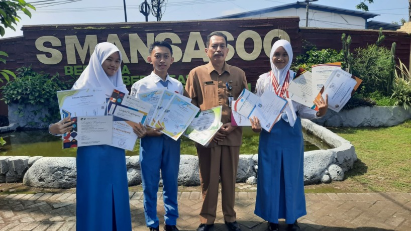 PRESTASI: Kepala SMAN 1 Sooko Sutoyo S.Pd, M.Pd bersama peraih juara terbanyak akademik dan non akademik 2020 hingga 2022.