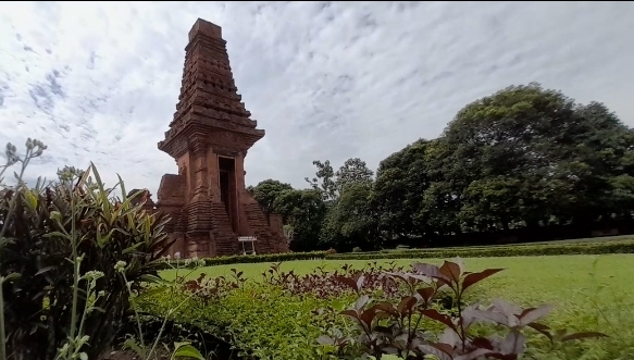 CANDI MAJAPAHIT: Candi Bajangratu di Trowulan menjadi salah satu jujugan para wisatawan menghabiskan hari libut Nasional, Rabu (1/6). (Fendy Hermansyah/jawaposradarmojokerto.id)