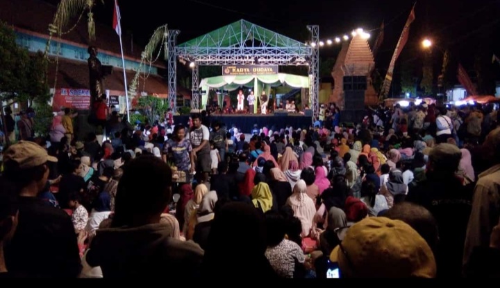 KLANGENAN: Warga Kota Mojokerto menyesaki pentad ludruk berlakon Putra Sang Fajar yang ditampilkan grup Ludruk Karya Budaya yang digelar dalam rangka Bulan Bung Karno yang diprakarsai Dinas Pendidikan dan Kebudayaan (Dinas P dan K) Kota Mojokerto, Kamis (