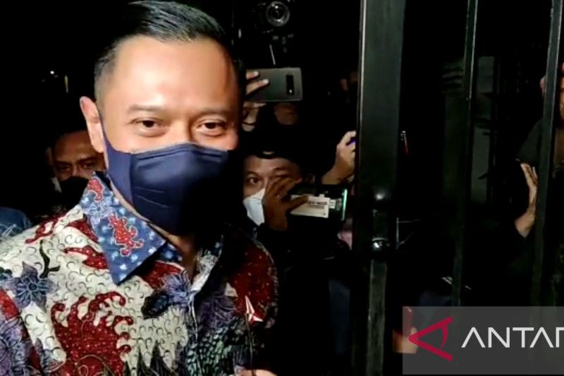 Ketua Umum Partai Demokrat Agus Harimurti Yudhoyono (AHY) saat tiba di rumah Prabowo, Jalan Kertanegara Nomor 4, Jakarta Selatan, Jumat (24/6/2022). ANTARA/Tri Meilani Ameliya.