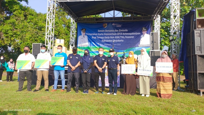SIMBOLIS: Bupati Mojokerto Ikfina Fahmawati dan Kepala BPJS Ketenagakerjaan Mojokerto, Zulkarnain Mahading serta Kepala Dinas Ketenagakerjaan Kabupaten Mojokerto, Bambang Purwanto bersama penerima kartu perserta dan penerima santunan.