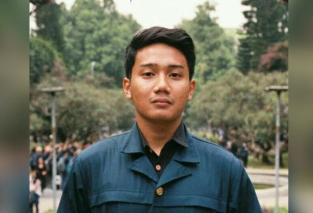 Emmeril Khan Mumtadz, putra sulung Gubernur Jawa Barat Ridwan Kamil, mengenakan jas almamater ITB. (Instagram/@emmerilkahn)