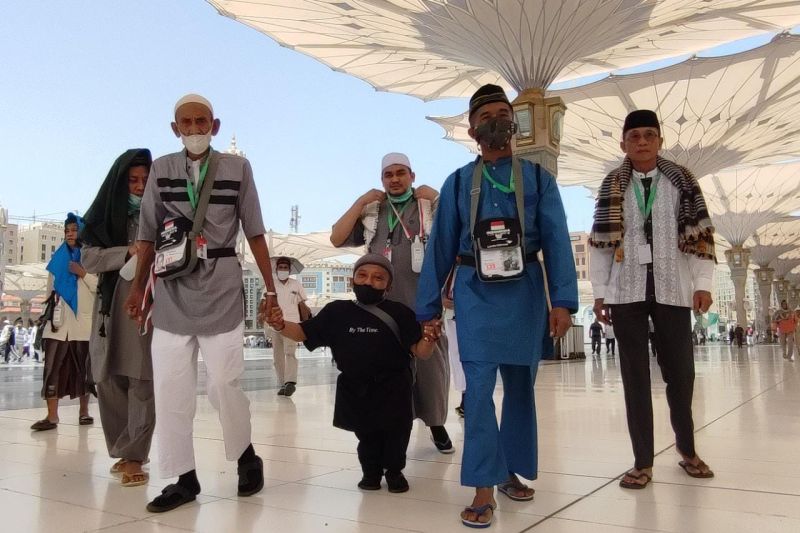 Sudirman (tengah) jamaah calon haji penyandang disabilitas dari Embarkasi Makassar asal Luwuk Timur di Masjid Nabawi, Madinah, Sabtu (18/6/2022) (ANTARA/HO-MCH2022)