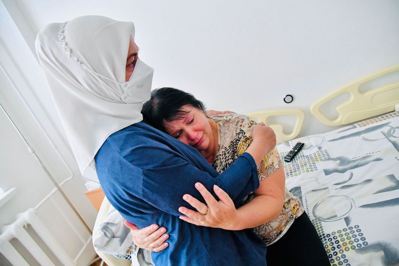 Ibu Negara Iriana Joko Widodo memeluk seorang wanita warga Ukraina yang tengah dirawat di Pusat Ilmiah dan Bedah Endokrin, Transplantasi Organ dan Jaringan Endokrin Ukraina, di Kyiv, Ukraina, Rabu (29/6/2022). ANTARA/HO-Biro Pers Sekretariat Presiden
