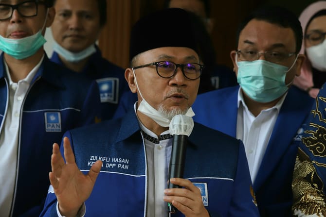 Ketua Umum PAN Zulkifli Hasan usai melakukan pertemuan di kantor DPP PAN, Jakarta, Rabu (29/7). (Dery Ridwansah/JawaPos.com)