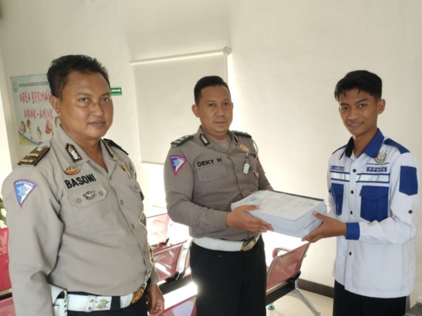PROGRES: Penyidik Unitlaka Satlantas Polres Mojokerto Kota menyerahkan berkas perkara kecelakaan bus ke Kejari Kota Mojokerto, kemarin.